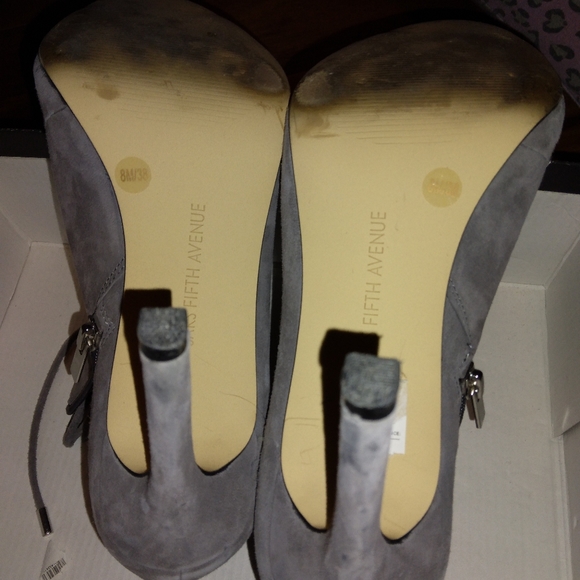 Saks fifth Avenue lace up Grey Booties LIKE NEW! Size 8m - Picture 7 of 7